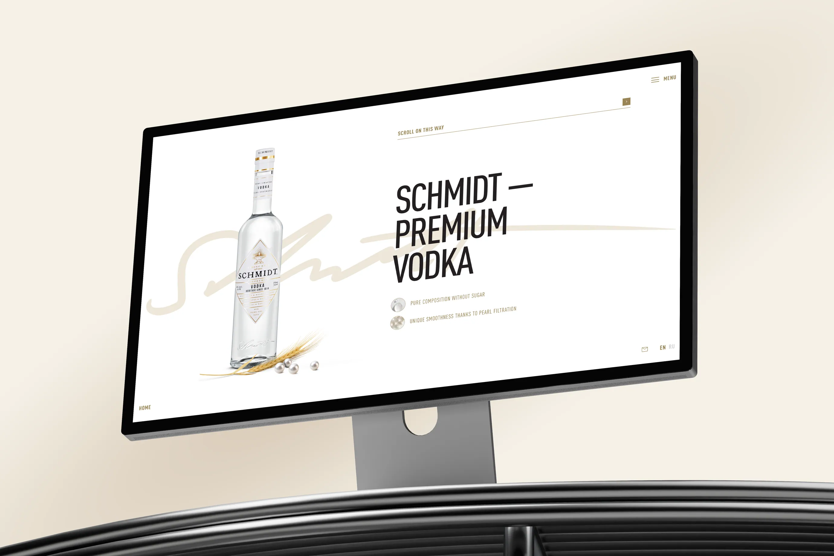 Главная страница сайта SCHMIDT с предметной композицией на мониторе